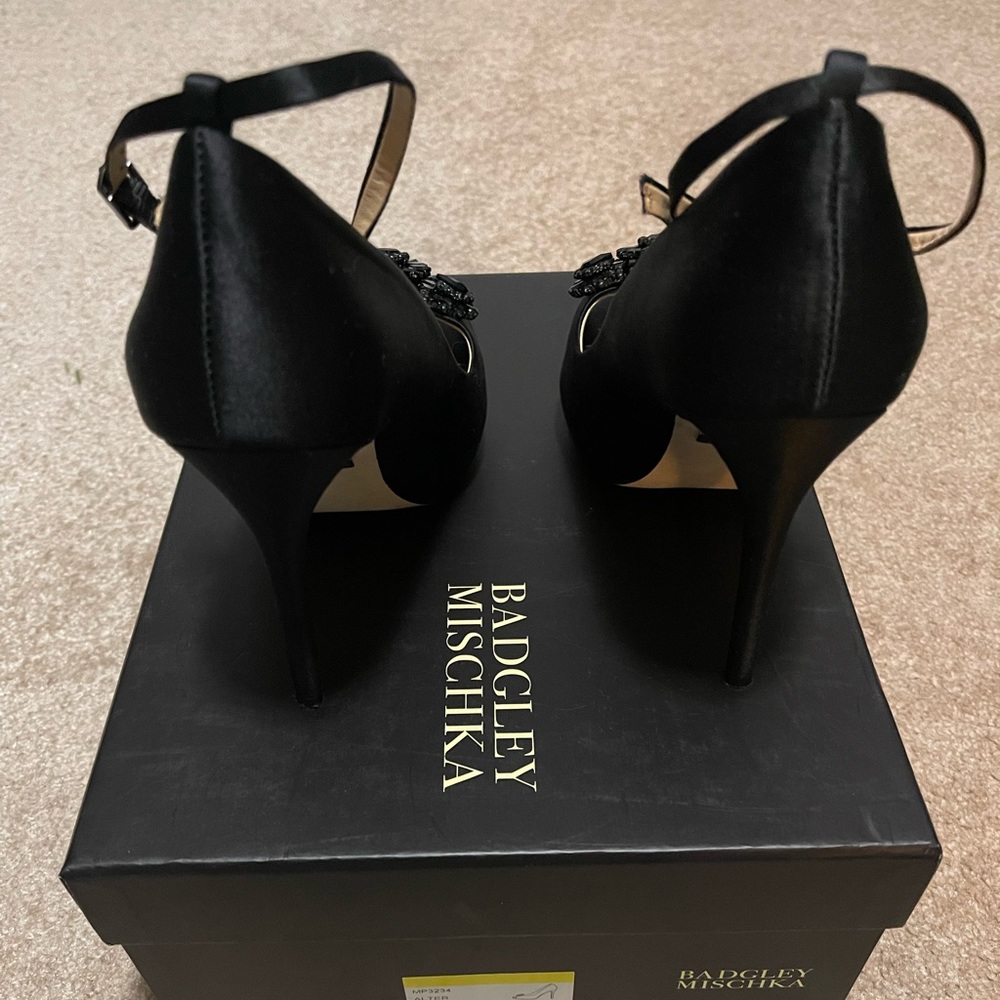 Badgley Mischka Satin Ankle Strap Dress Shoe size 6.5 - Black - Picture 5 of 6